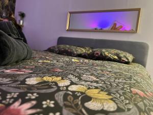 1 cama con edredón y almohadas en una habitación en La balnéo du Couvent, en Dijon