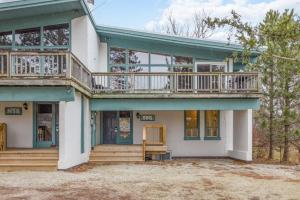 Balkón nebo terasa v ubytování 3 Level Ski Chalet 7BR w Deck, Sauna & Ping-Pong!