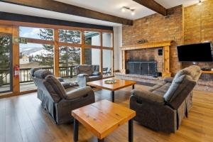 a living room with couches and a fireplace at 3 Level Ski Chalet 7BR w Deck, Sauna & Ping-Pong! in Blue Mountains