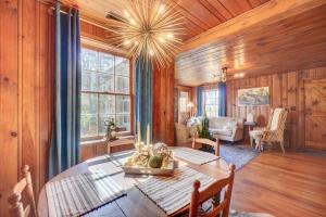 comedor con mesa en una habitación con paredes de madera en Historic Tennessee Vacation Rental on Homestead, en Crossville