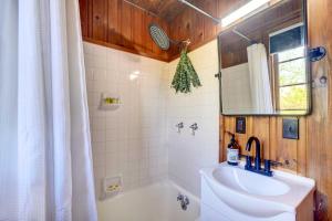 une salle de bain avec une baignoire, un lavabo et un miroir dans l'établissement Historic Tennessee Vacation Rental on Homestead, à Crossville 19 autres photos