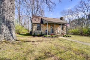 una casa de piedra con un árbol delante en Historic Tennessee Vacation Rental on Homestead, en Crossville