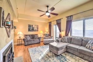un soggiorno con un divano e un ventilatore a soffitto di 3 Mi to Sugar Mountain Resort Condo with Balcony! a Sugar Mountain