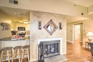 un camino in un soggiorno con sgabelli da bar di 3 Mi to Sugar Mountain Resort Condo with Balcony! a Sugar Mountain