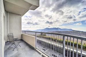 balcone con sedia e vista sulle montagne di 3 Mi to Sugar Mountain Resort Condo with Balcony! a Sugar Mountain
