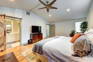 1 dormitorio con 1 cama grande y ventilador de techo en Modern Home with Yard 3 Mi to Uptown Charlotte!, en Charlotte