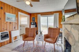 sala de estar con 2 sillas y chimenea en Mountain Home Cabin with Fire Pit Less Than 1 Mi to Lake!, en Mountain Home