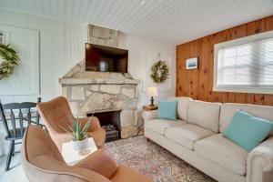 sala de estar con sofá y chimenea en Mountain Home Cabin with Fire Pit Less Than 1 Mi to Lake!, en Mountain Home