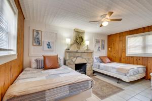 1 dormitorio con 2 camas y chimenea en Mountain Home Cabin with Fire Pit Less Than 1 Mi to Lake!, en Mountain Home