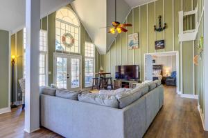 Et tv og/eller underholdning på Dock and Fire Pit Stunning Lake Sinclair Home!