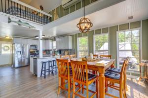 Køkken eller tekøkken på Dock and Fire Pit Stunning Lake Sinclair Home!