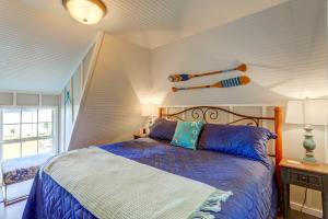 1 dormitorio con 1 cama con sábanas azules y blancas en Waterfront Vacation Rental Home on Lake Sinclair!, en Sparta