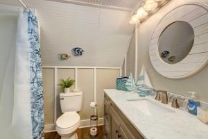 Et badeværelse på Dock and Fire Pit Stunning Lake Sinclair Home! + 28 billeder