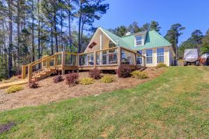 En have udenfor Dock and Fire Pit Stunning Lake Sinclair Home!