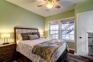 1 dormitorio con 1 cama y ventilador de techo en Lakefront Scottsville Retreat with Private Dock! en Scottsville