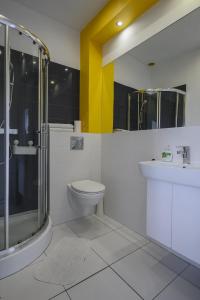 ウッチにあるRent-Apart City Center Kopernikaのバスルーム(トイレ、洗面台、シャワー付)