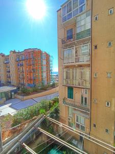 um edifício de apartamentos com vista para uma rua em La casa sul mare-Savona em Savona
