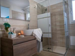 een badkamer met een wastafel en een douche bij Flower House in Santo Stefano di Camastra