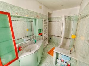 A bathroom at La casa sul mare-Savona