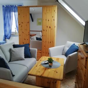 a living room with two couches and a coffee table at Ferienwohnung Blick zu den Sternen in Hohenbrück