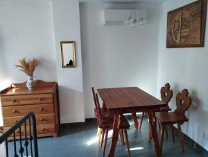 una sala da pranzo con tavolo e sedie in legno di Vitaj Kamaráde - Ubytování U Jožky a Mutěnice