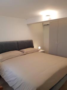 A bed or beds in a room at Zenna - Arco Pronti