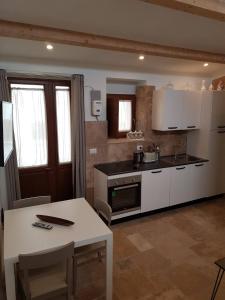 A kitchen or kitchenette at Zenna - Arco Pronti