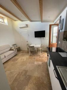 A kitchen or kitchenette at Zenna - Arco Pronti