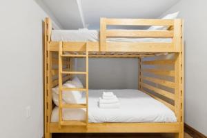 a bunk bed room with two bunk beds at 3 Level Ski Chalet 7BR w Deck, Sauna & Ping-Pong! in Blue Mountains