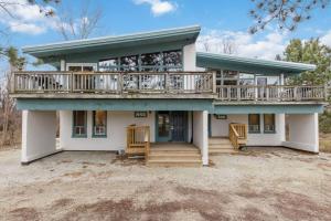 Μπαλκόνι ή βεράντα στο 3 Level Ski Chalet 7BR w Deck, Sauna & Ping-Pong!