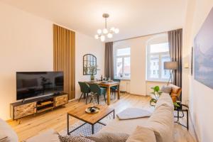 a living room with a couch and a table at Fynbos Apartments Theaterblick, Netflix, Parkplatz in Meißen