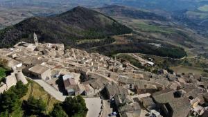 una vista aérea de un pueblo en una montaña en Puteha - Arco Pronti, en SantʼAgata di Puglia
