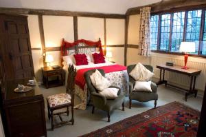 A bed or beds in a room at Long Crendon Manor B&B