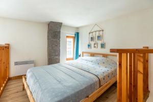 ein Schlafzimmer mit einem großen Bett in einem Zimmer in der Unterkunft Evasion Centre-ville 2 à 8 personnes in Clermont-Ferrand