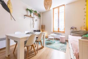 a living room with a white table and chairs at Evasion Centre-ville 2 à 8 personnes in Clermont-Ferrand