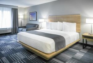 Postel nebo postele na pokoji v ubytování Winds Hotel at Crosswinds Casino + 19 fotografií