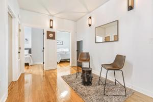 un soggiorno con due sedie e uno specchio di 5 bedroom Villa w private rooftop a New Orleans Altre 11 foto