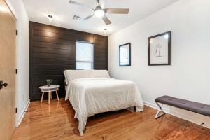 una camera da letto con un letto e un ventilatore a soffitto di 5 bedroom Villa w private rooftop a New Orleans