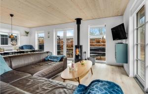 uma sala de estar com um sofá e uma lareira em 4 Bedroom Gorgeous Home In Hadsund em Hadsund