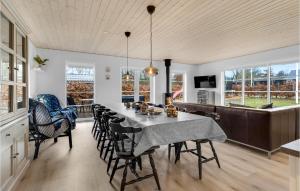 uma cozinha e sala de jantar com mesa e cadeiras em 4 Bedroom Gorgeous Home In Hadsund em Hadsund
