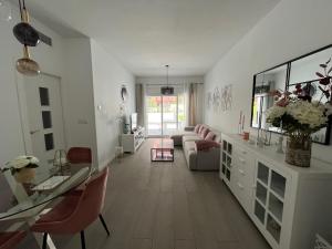 sala de estar con sofá y mesa en Villa Bobita-Marina Golf-Playa Granada en Motril