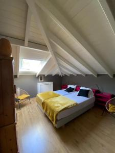1 dormitorio con 1 cama grande en el ático en Villa-Agave , by the sea in Porto-Rafti outside Athens, en Porto Rafti