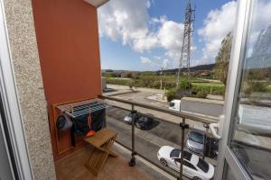 uma varanda com vista para uma rua em SESAR Padrón VUT-CO-001865 em Padrón