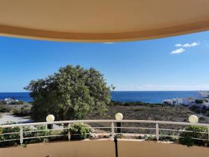 uma vista para o oceano a partir da varanda de uma casa em Sol e Mar, conforto praia e piscina na Praia da Luz