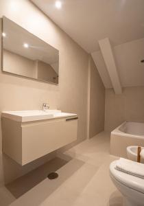 Kúpeľňa v ubytovaní Stay U-nique Apartments Plaza Constitución + 37 fotografií