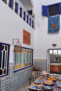 una cocina con una mesa con comida. en Taghart, la belle demeure, en Essaouira
