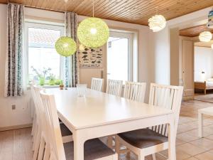 Frøstrupにある8 person holiday home in Fr strupのダイニングルーム(白いテーブル、椅子付)