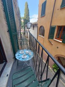 una mesa y sillas en el balcón de un edificio en Il Terrazzino en Cetona