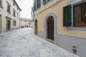an empty alley with a building and a door at Il Terrazzino in Cetona