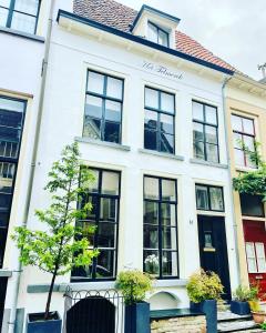 Casa blanca con ventanas negras en Rijksmonument het Telmerck Zutphen en Zutphen